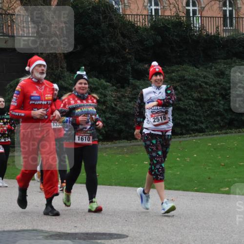 08.12.2024 - St. Pauli X-Mass-Run No. 14 Strokosch-Dieckow http://msf.ph/oto/7507560 08.12.2024 09:45:34 Laufen 134, 3342, 133, 1610, 2516 meine-sportfotos.de