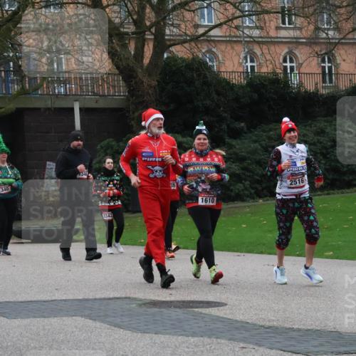 08.12.2024 - St. Pauli X-Mass-Run No. 14 Strokosch-Dieckow http://msf.ph/oto/7507562 08.12.2024 09:45:34 Laufen 1862, 346, 340, 3342, 1610, 2516 meine-sportfotos.de