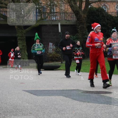 08.12.2024 - St. Pauli X-Mass-Run No. 14 Strokosch-Dieckow http://msf.ph/oto/7507565 08.12.2024 09:45:34 Laufen 1862, 340, 1348, 3342, 1610 meine-sportfotos.de