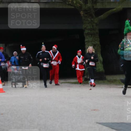 08.12.2024 - St. Pauli X-Mass-Run No. 14 Strokosch-Dieckow http://msf.ph/oto/7507567 08.12.2024 09:45:35 Laufen 102, 23, 2470, 1862, 340 meine-sportfotos.de