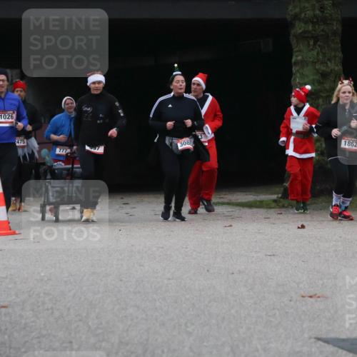 08.12.2024 - St. Pauli X-Mass-Run No. 14 Strokosch-Dieckow http://msf.ph/oto/7507572 08.12.2024 09:45:35 Laufen 1026, 475, 777, 16, 308, 23, 0, 1862 meine-sportfotos.de