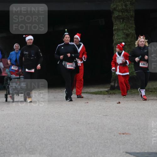 08.12.2024 - St. Pauli X-Mass-Run No. 14 Strokosch-Dieckow http://msf.ph/oto/7507574 08.12.2024 09:45:35 Laufen 1026, 777, 16, 3080, 1862 meine-sportfotos.de
