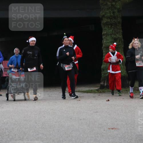 08.12.2024 - St. Pauli X-Mass-Run No. 14 Strokosch-Dieckow http://msf.ph/oto/7507578 08.12.2024 09:45:36 Laufen 1026, 16, 777, 997, 3080, 1862 meine-sportfotos.de