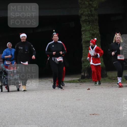 08.12.2024 - St. Pauli X-Mass-Run No. 14 Strokosch-Dieckow http://msf.ph/oto/7507580 08.12.2024 09:45:36 Laufen 2679, 1026, 777, 16, 308, 1862 meine-sportfotos.de