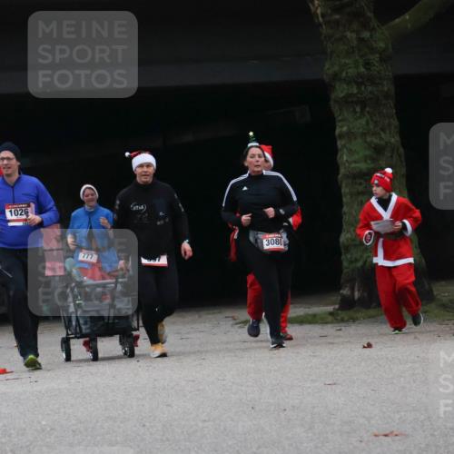 08.12.2024 - St. Pauli X-Mass-Run No. 14 Strokosch-Dieckow http://msf.ph/oto/7507582 08.12.2024 09:45:36 Laufen 1026, 777, 16, 1862, 3080 meine-sportfotos.de