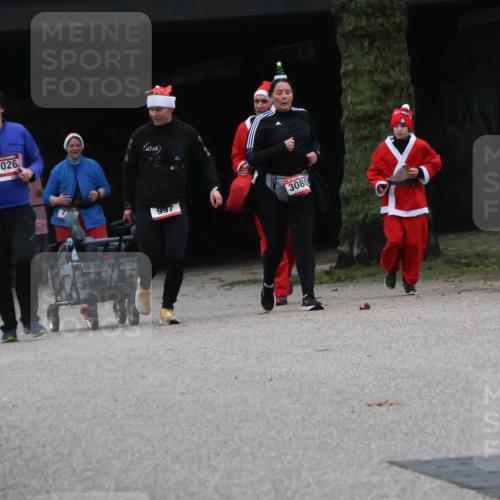 08.12.2024 - St. Pauli X-Mass-Run No. 14 Strokosch-Dieckow http://msf.ph/oto/7507585 08.12.2024 09:45:36 Laufen 2679, 16, 1026, 997, 308, 1862 meine-sportfotos.de
