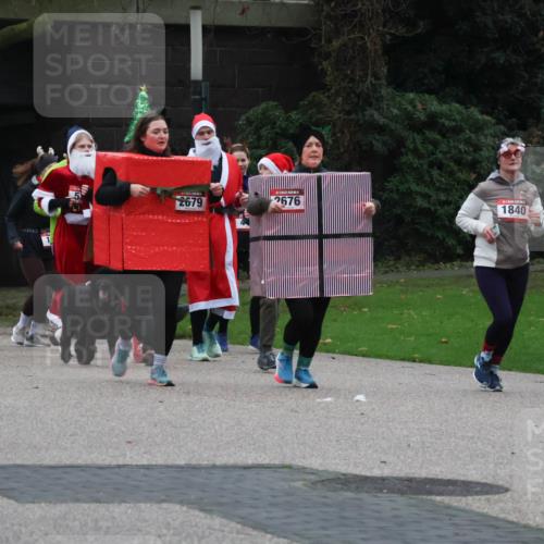 08.12.2024 - St. Pauli X-Mass-Run No. 14 Strokosch-Dieckow http://msf.ph/oto/7507607 08.12.2024 09:45:52 Laufen 1546, 154, 100, 1, 2679, 2676, 1840, 1664 meine-sportfotos.de