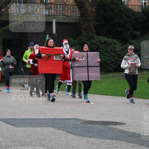 08.12.2024 - St. Pauli X-Mass-Run No. 14 Strokosch-Dieckow http://msf.ph/oto/7507611 08.12.2024 09:45:52 Laufen 899, 227, 1546, 2679, 576, 108, 1840, 664 meine-sportfotos.de