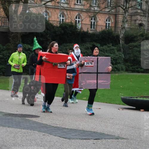 08.12.2024 - St. Pauli X-Mass-Run No. 14 Strokosch-Dieckow http://msf.ph/oto/7507635 08.12.2024 09:45:55 Laufen 227, 1098, 2679, 6, 16, 2676, 1840 meine-sportfotos.de