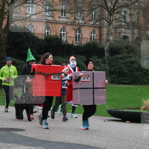 08.12.2024 - St. Pauli X-Mass-Run No. 14 Strokosch-Dieckow http://msf.ph/oto/7507639 08.12.2024 09:45:55 Laufen 098, 082, 2679, 268, 2676 meine-sportfotos.de