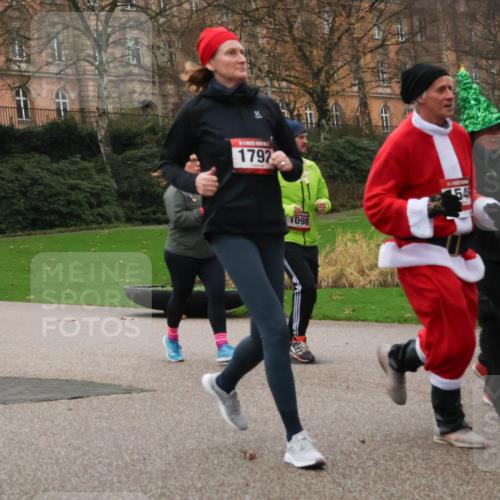 08.12.2024 - St. Pauli X-Mass-Run No. 14 Strokosch-Dieckow http://msf.ph/oto/7507648 08.12.2024 09:45:59 Laufen 1792, 1098, 54 meine-sportfotos.de