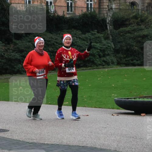 08.12.2024 - St. Pauli X-Mass-Run No. 14 Strokosch-Dieckow http://msf.ph/oto/7507654 08.12.2024 09:46:00 Laufen 899, 964 meine-sportfotos.de