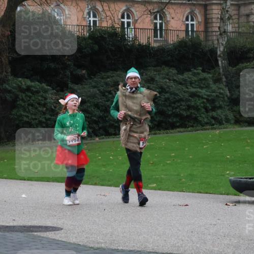 08.12.2024 - St. Pauli X-Mass-Run No. 14 Strokosch-Dieckow http://msf.ph/oto/7507661 08.12.2024 09:46:07 Laufen 97 meine-sportfotos.de