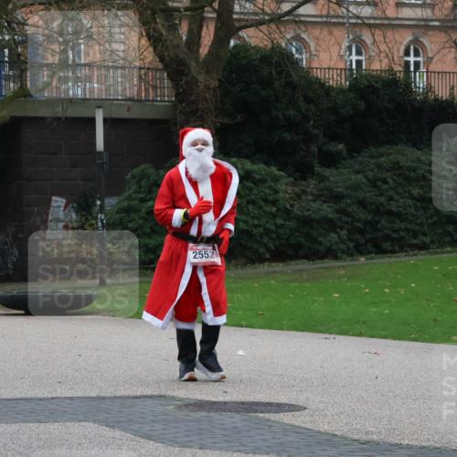 08.12.2024 - St. Pauli X-Mass-Run No. 14 Strokosch-Dieckow http://msf.ph/oto/7507667 08.12.2024 09:46:15 Laufen 2552 meine-sportfotos.de