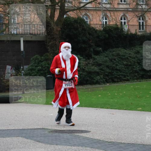 08.12.2024 - St. Pauli X-Mass-Run No. 14 Strokosch-Dieckow http://msf.ph/oto/7507668 08.12.2024 09:46:15 Laufen 2552 meine-sportfotos.de
