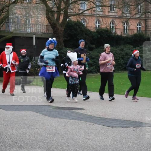 08.12.2024 - St. Pauli X-Mass-Run No. 14 Strokosch-Dieckow http://msf.ph/oto/7507672 08.12.2024 09:46:27 Laufen 1996, 3142, 44, 3141, 1453 meine-sportfotos.de