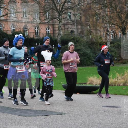 08.12.2024 - St. Pauli X-Mass-Run No. 14 Strokosch-Dieckow http://msf.ph/oto/7507673 08.12.2024 09:46:29 Laufen 361, 3142, 3142, 3143, 3143, 3141, 3141, 1453 meine-sportfotos.de