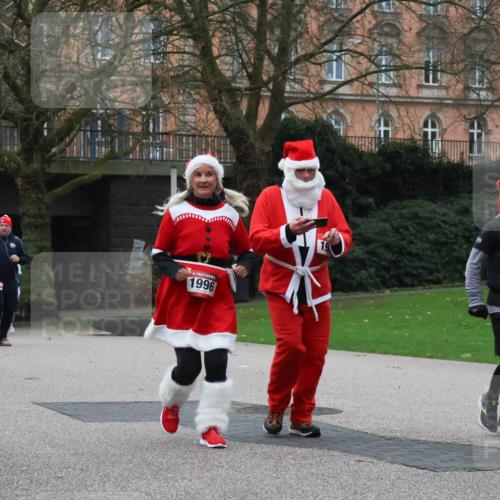 08.12.2024 - St. Pauli X-Mass-Run No. 14 Strokosch-Dieckow http://msf.ph/oto/7507678 08.12.2024 09:46:31 Laufen 2730, 619, 1996 meine-sportfotos.de