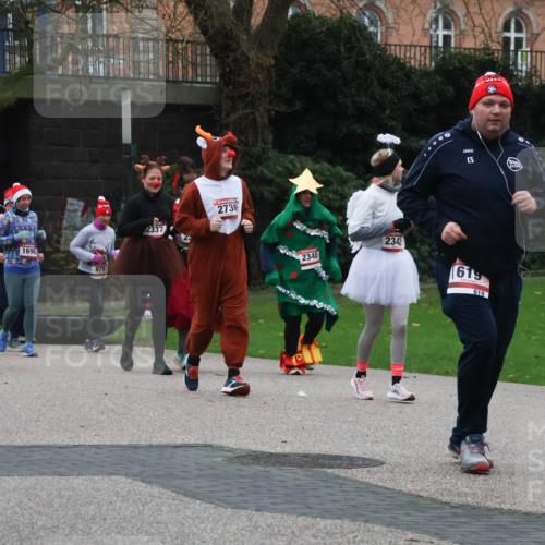 08.12.2024 - St. Pauli X-Mass-Run No. 14 Strokosch-Dieckow http://msf.ph/oto/7507701 08.12.2024 09:46:38 Laufen 1696, 979, 973, 2339, 5, 2337, 2730, 2340, 2342, 619, 619 meine-sportfotos.de