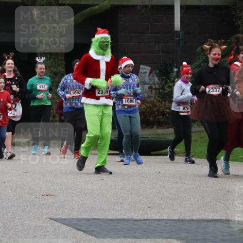 08.12.2024 - St. Pauli X-Mass-Run No. 14 Strokosch-Dieckow http://msf.ph/oto/7507703 08.12.2024 09:46:38 Laufen 93, 953, 943, 973, 1697, 2339, 70, 070, 1696, 979, 2730, 2337 meine-sportfotos.de