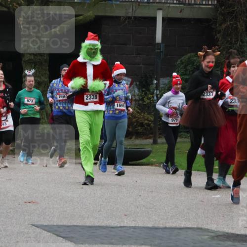 08.12.2024 - St. Pauli X-Mass-Run No. 14 Strokosch-Dieckow http://msf.ph/oto/7507704 08.12.2024 09:46:38 Laufen 93, 953, 43, 1697, 2339, 973, 1696, 979, 2337, 233, 2730 meine-sportfotos.de