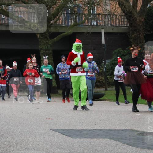 08.12.2024 - St. Pauli X-Mass-Run No. 14 Strokosch-Dieckow http://msf.ph/oto/7507708 08.12.2024 09:46:38 Laufen 1252, 26247, 93, 953, 443, 973, 1697, 2339, 1696, 979, 2337, 338, 2730 meine-sportfotos.de