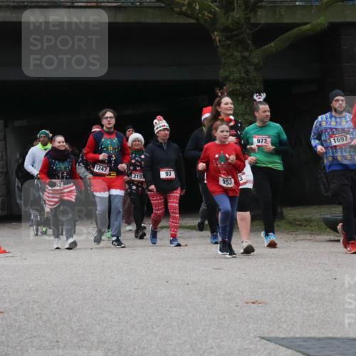 08.12.2024 - St. Pauli X-Mass-Run No. 14 Strokosch-Dieckow http://msf.ph/oto/7507712 08.12.2024 09:46:39 Laufen 2577, 52, 1247, 93, 219, 953, 973, 1697, 2339, 1696 meine-sportfotos.de