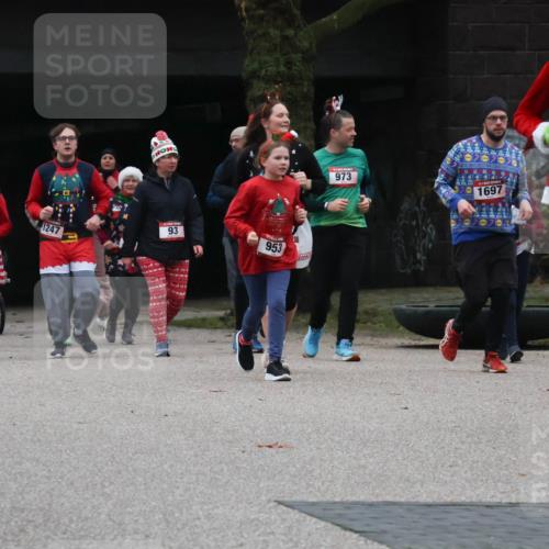 08.12.2024 - St. Pauli X-Mass-Run No. 14 Strokosch-Dieckow http://msf.ph/oto/7507717 08.12.2024 09:46:40 Laufen 1252, 1247, 93, 953, 973, 1697, 2339, 079, 1696 meine-sportfotos.de