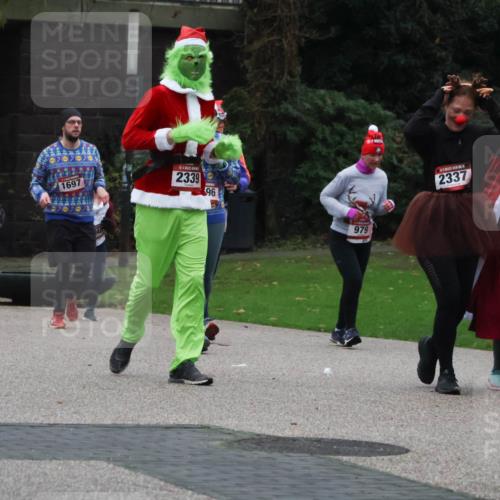 08.12.2024 - St. Pauli X-Mass-Run No. 14 Strokosch-Dieckow http://msf.ph/oto/7507720 08.12.2024 09:46:40 Laufen 953, 0707070, 973, 1697, 2339, 96, 979, 2337, 2333 meine-sportfotos.de