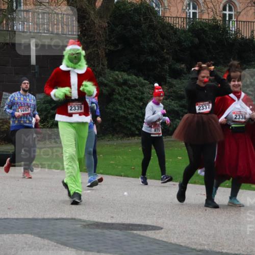 08.12.2024 - St. Pauli X-Mass-Run No. 14 Strokosch-Dieckow http://msf.ph/oto/7507722 08.12.2024 09:46:40 Laufen 953, 0707020, 973, 2339, 1697, 979, 2337, 2338, 273, 234 meine-sportfotos.de