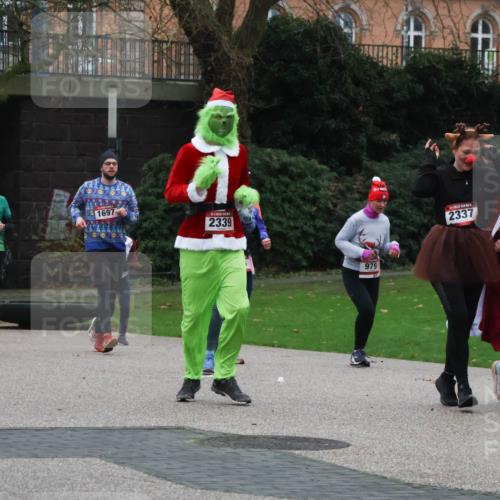 08.12.2024 - St. Pauli X-Mass-Run No. 14 Strokosch-Dieckow http://msf.ph/oto/7507725 08.12.2024 09:46:41 Laufen 93, 953, 973, 1697, 2339, 979, 2337, 2338, 4 meine-sportfotos.de
