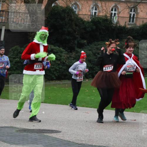 08.12.2024 - St. Pauli X-Mass-Run No. 14 Strokosch-Dieckow http://msf.ph/oto/7507726 08.12.2024 09:46:41 Laufen 07070703, 1697, 2339, 2337, 2338, 979, 273, 2340 meine-sportfotos.de