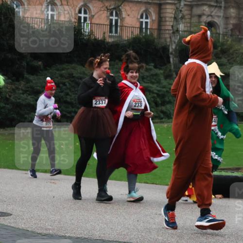 08.12.2024 - St. Pauli X-Mass-Run No. 14 Strokosch-Dieckow http://msf.ph/oto/7507729 08.12.2024 09:46:41 Laufen 2339, 979, 2337, 233 meine-sportfotos.de