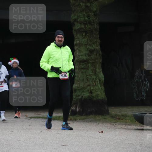 08.12.2024 - St. Pauli X-Mass-Run No. 14 Strokosch-Dieckow http://msf.ph/oto/7507761 08.12.2024 09:47:38 Laufen 3065, 3064, 1682, 936 meine-sportfotos.de
