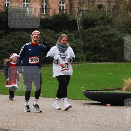 08.12.2024 - St. Pauli X-Mass-Run No. 14 Strokosch-Dieckow http://msf.ph/oto/7507789 08.12.2024 09:47:50 Laufen 31, 3065, 3064 meine-sportfotos.de