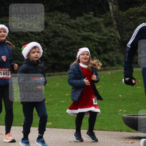 08.12.2024 - St. Pauli X-Mass-Run No. 14 Strokosch-Dieckow http://msf.ph/oto/7507801 08.12.2024 09:47:51 Laufen 1682, 31, 3065 meine-sportfotos.de
