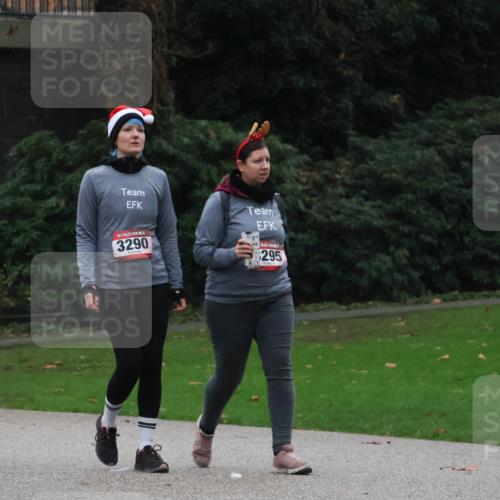 08.12.2024 - St. Pauli X-Mass-Run No. 14 Strokosch-Dieckow http://msf.ph/oto/7507829 08.12.2024 09:47:54 Laufen 3290, 3297, 295 meine-sportfotos.de