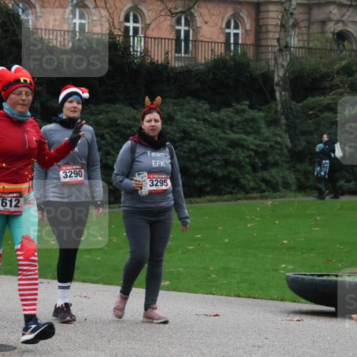 08.12.2024 - St. Pauli X-Mass-Run No. 14 Strokosch-Dieckow http://msf.ph/oto/7507851 08.12.2024 09:47:56 Laufen 3297, 1612, 3290, 3295 meine-sportfotos.de