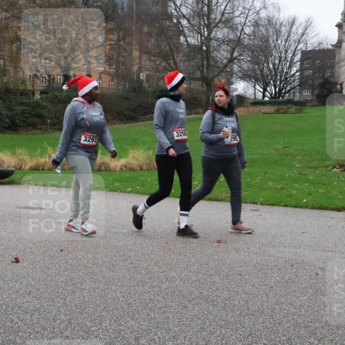 08.12.2024 - St. Pauli X-Mass-Run No. 14 Strokosch-Dieckow http://msf.ph/oto/7507855 08.12.2024 09:48:01 Laufen 3297, 3290, 295 meine-sportfotos.de