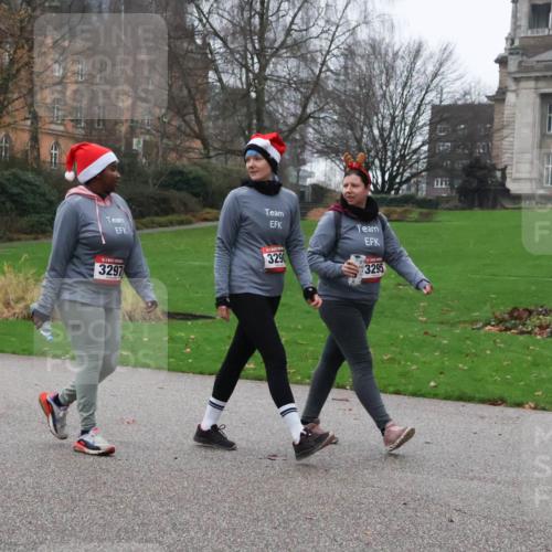08.12.2024 - St. Pauli X-Mass-Run No. 14 Strokosch-Dieckow http://msf.ph/oto/7507859 08.12.2024 09:48:01 Laufen 3297, 3290, 3295 meine-sportfotos.de