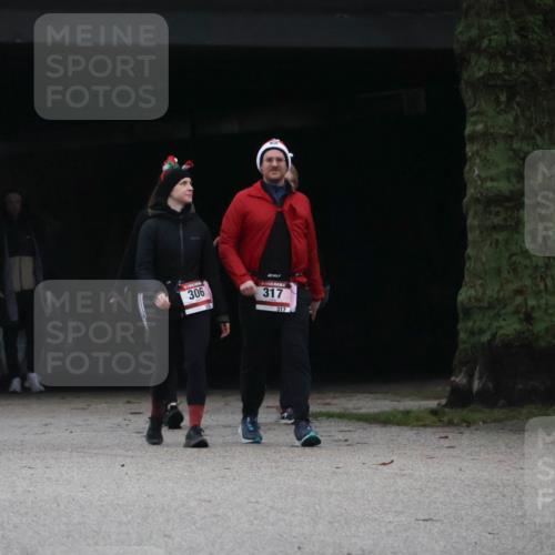 08.12.2024 - St. Pauli X-Mass-Run No. 14 Strokosch-Dieckow http://msf.ph/oto/7507915 08.12.2024 09:48:55 Laufen 306, 317, 317 meine-sportfotos.de