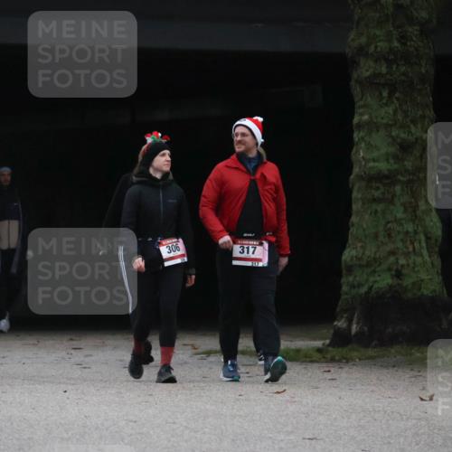 08.12.2024 - St. Pauli X-Mass-Run No. 14 Strokosch-Dieckow http://msf.ph/oto/7507919 08.12.2024 09:48:56 Laufen 306, 317, 317 meine-sportfotos.de