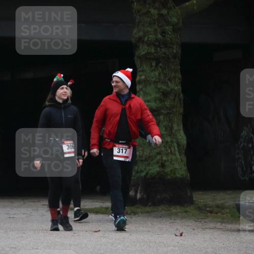 08.12.2024 - St. Pauli X-Mass-Run No. 14 Strokosch-Dieckow http://msf.ph/oto/7507925 08.12.2024 09:48:57 Laufen 306, 317, 317 meine-sportfotos.de