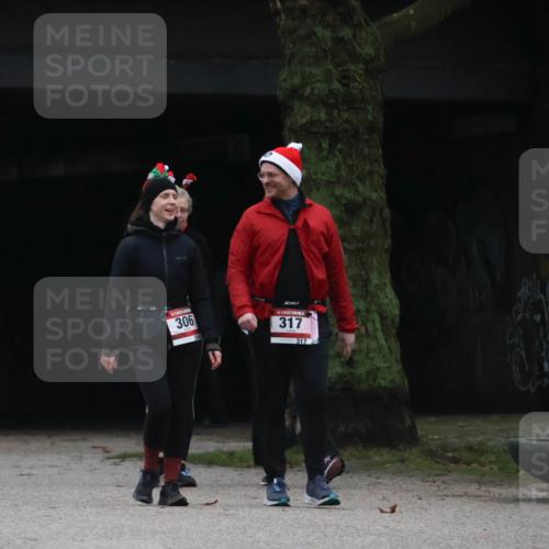 08.12.2024 - St. Pauli X-Mass-Run No. 14 Strokosch-Dieckow http://msf.ph/oto/7507930 08.12.2024 09:48:58 Laufen 306, 317, 317 meine-sportfotos.de