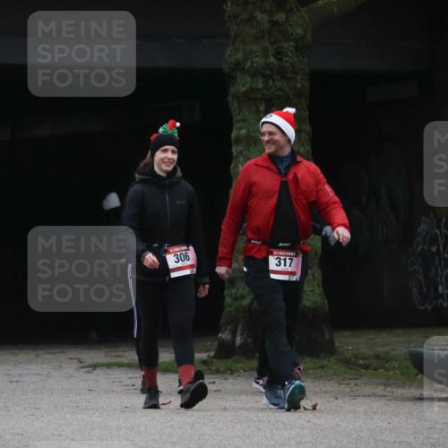 08.12.2024 - St. Pauli X-Mass-Run No. 14 Strokosch-Dieckow http://msf.ph/oto/7507932 08.12.2024 09:48:58 Laufen 306, 317, 317 meine-sportfotos.de
