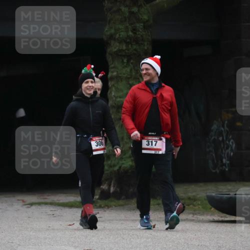 08.12.2024 - St. Pauli X-Mass-Run No. 14 Strokosch-Dieckow http://msf.ph/oto/7507938 08.12.2024 09:48:59 Laufen 306, 317, 317 meine-sportfotos.de