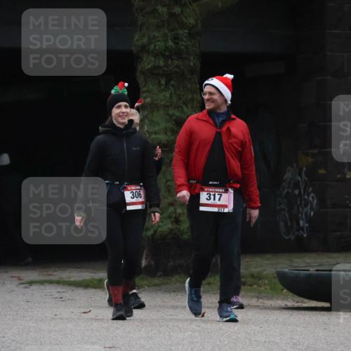 08.12.2024 - St. Pauli X-Mass-Run No. 14 Strokosch-Dieckow http://msf.ph/oto/7507940 08.12.2024 09:48:59 Laufen 306, 317, 317 meine-sportfotos.de