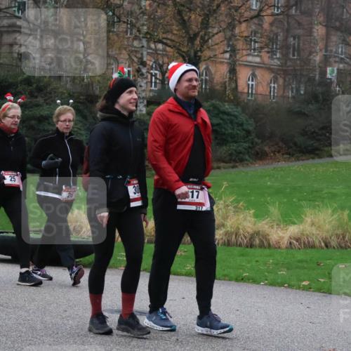 08.12.2024 - St. Pauli X-Mass-Run No. 14 Strokosch-Dieckow http://msf.ph/oto/7507946 08.12.2024 09:49:10 Laufen 25, 26, 30, 17, 317 meine-sportfotos.de
