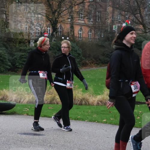 08.12.2024 - St. Pauli X-Mass-Run No. 14 Strokosch-Dieckow http://msf.ph/oto/7507955 08.12.2024 09:49:11 Laufen 25, 26, 306, 317, 317 meine-sportfotos.de