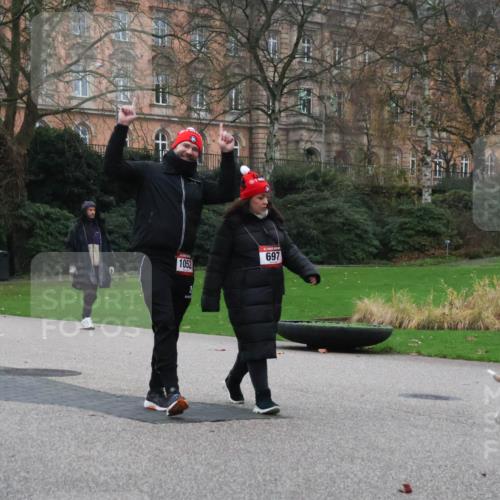 08.12.2024 - St. Pauli X-Mass-Run No. 14 Strokosch-Dieckow http://msf.ph/oto/7507989 08.12.2024 09:49:27 Laufen 1052, 697 meine-sportfotos.de